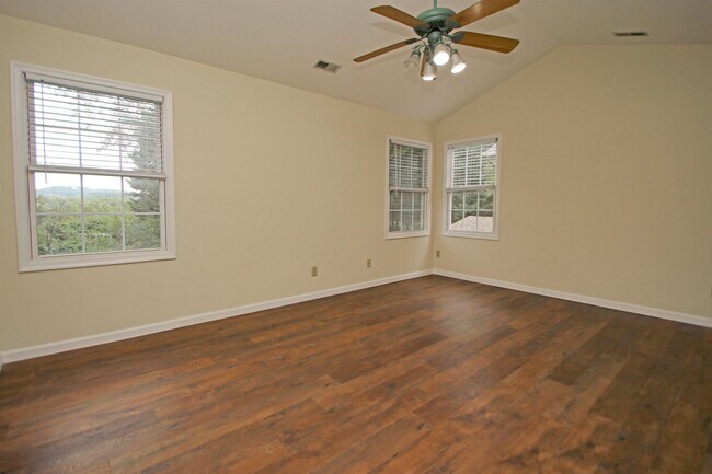 Building Photo - 1345 Goldfinch Dr