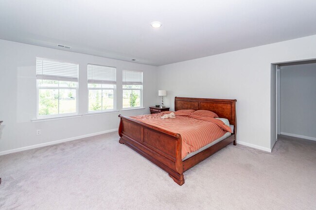 Building Photo - 6 Bedroom 4.5 Bath in Limehouse Village - Summerville