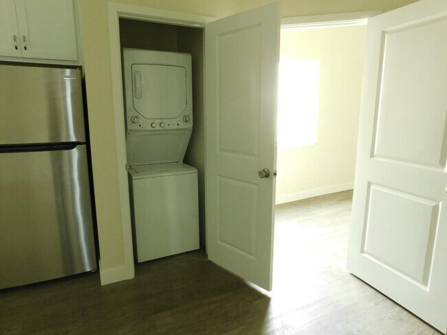 Building Photo - 113 G St