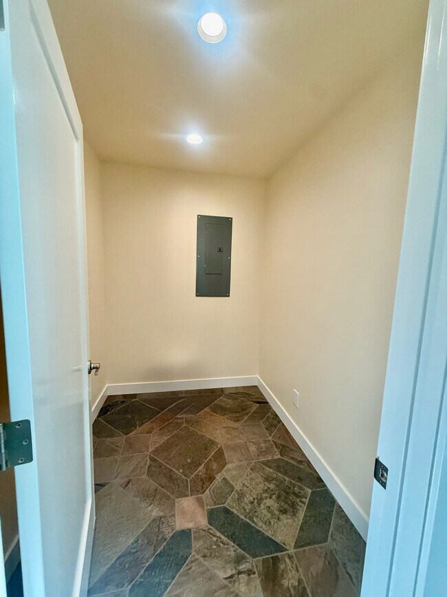 Building Photo - 13240 Loma Rica Dr