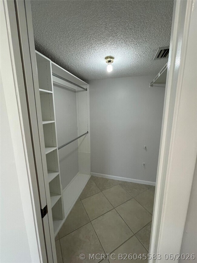 Building Photo - 6549 Somerset Dr