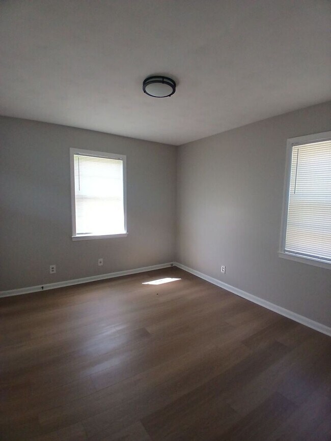 Building Photo - Newly Renovated 3 bedroom 1.5 bathroom in ...