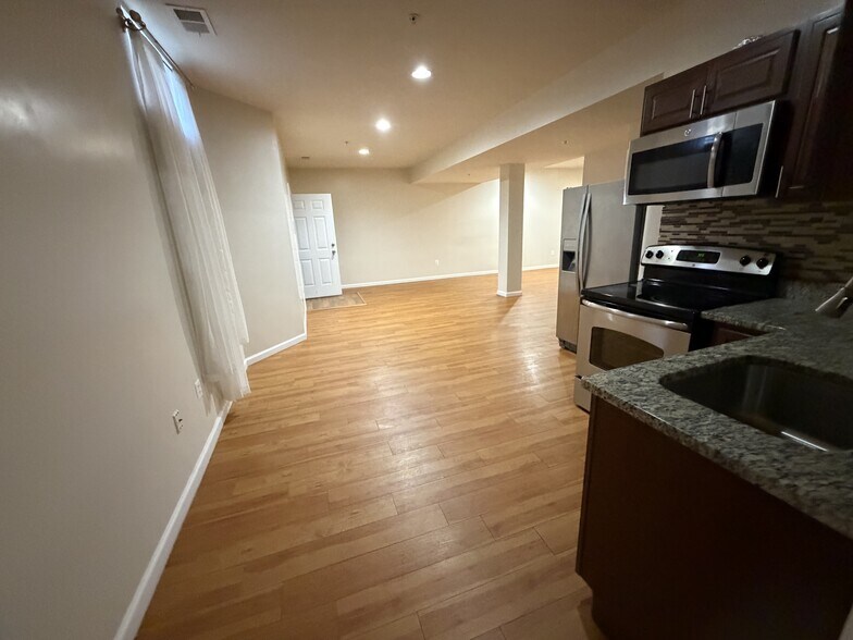 Building Photo - 1501 Fallsgrove Ln