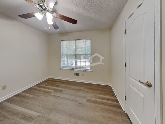 Building Photo - 401 Streamview Ln