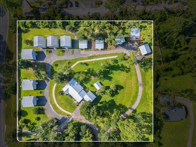Building Photo - Convenient & Comfortable 1/1 – Updated and...