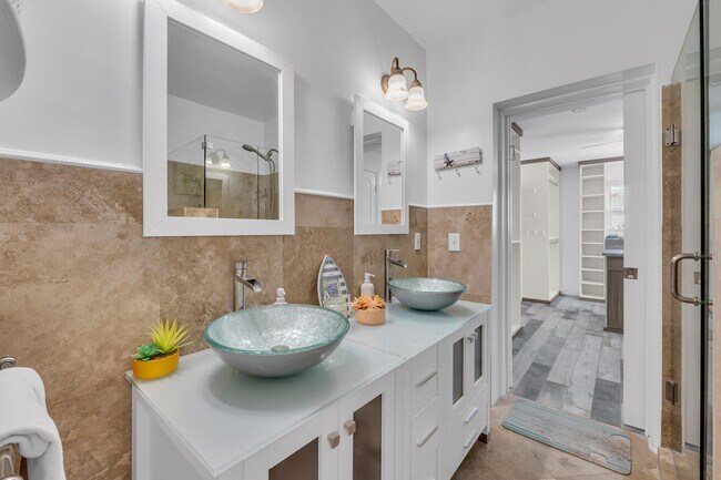 Building Photo - 530 NE 17th St