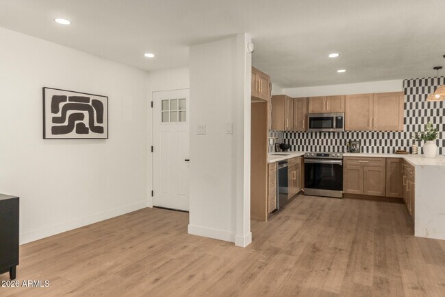 Building Photo - 516 E Greenway Dr