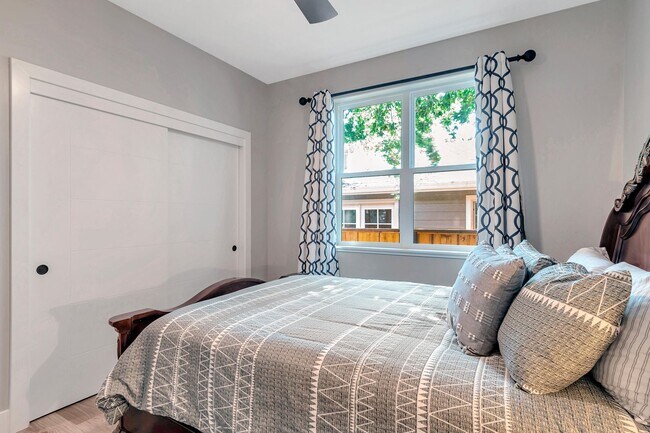Building Photo - Fully Furnished 3BD/2BA Home with Solar – ...