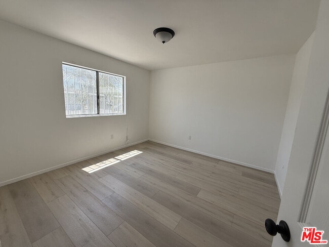 Building Photo - 1531 E 92nd St