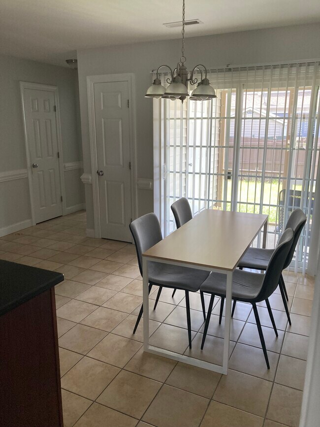 Building Photo - 1601 Cambria Dr