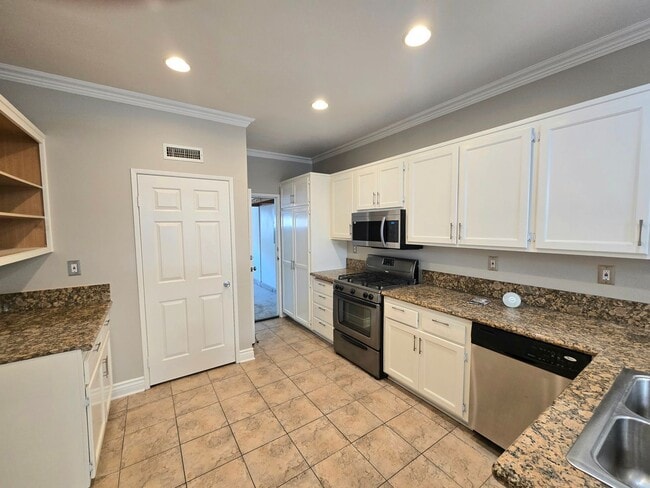 Building Photo - Large and spacious 3 bedroom townhouse with garage!