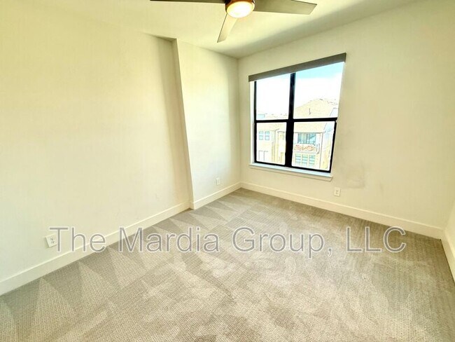 Building Photo - 4916 Broadway Dr.
