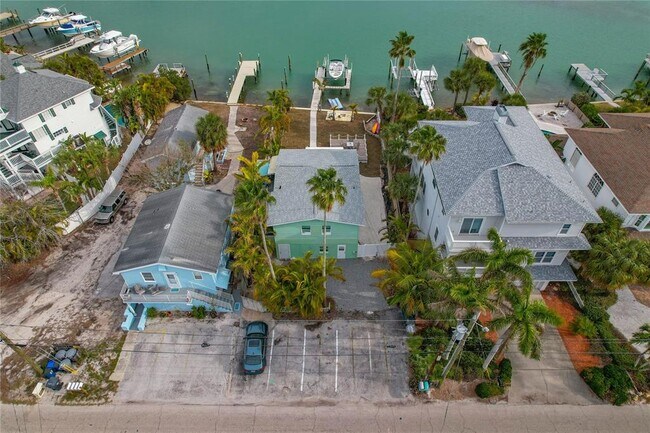 Building Photo - 8441 Bayshore Dr
