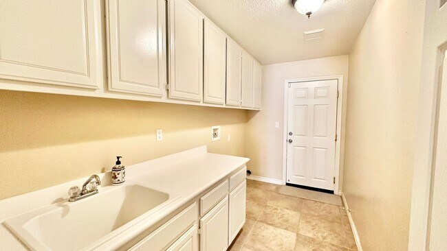 Building Photo - Wonderful Executive Style Two-Story Home i...