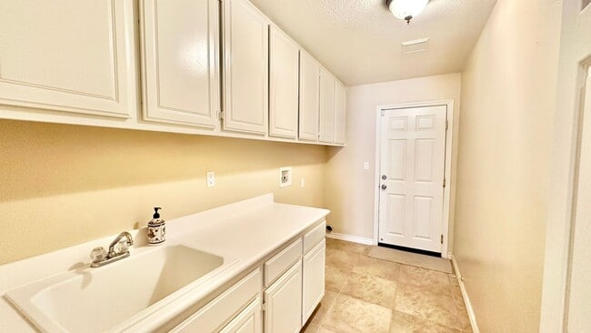 Building Photo - Wonderful Executive Style Two-Story Home in Beautiful Murrieta Oaks Community!