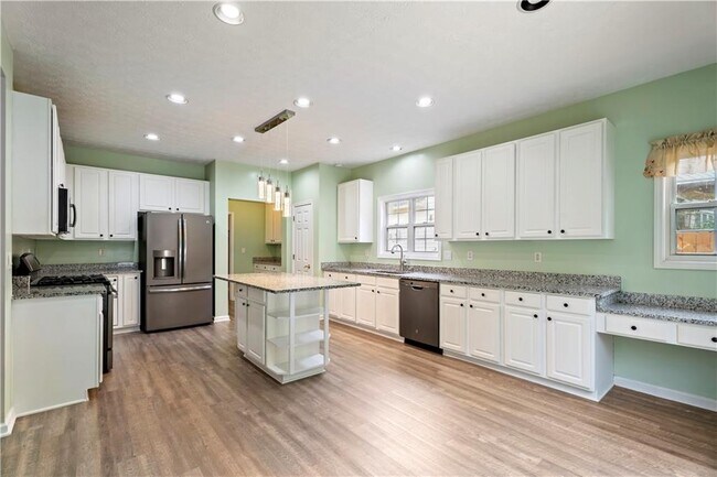 Building Photo - 3370 Palm Cir