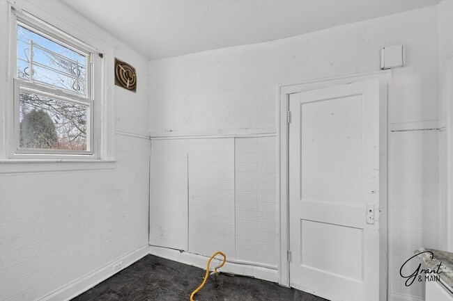 Building Photo - $1550 4 bedroom