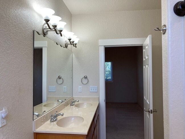 Building Photo - 2 Bedroom 2.5 Bath Townhome