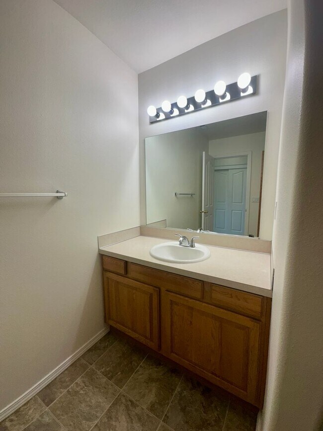 Building Photo - Large Three Bedroom Duplex in Keizer