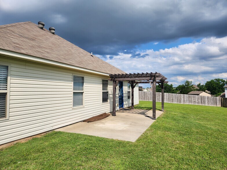 Building Photo - 2607 Whispering Woods Ct