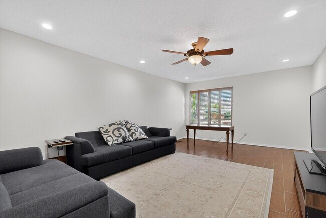 Building Photo - 9735 Village Green Dr NE