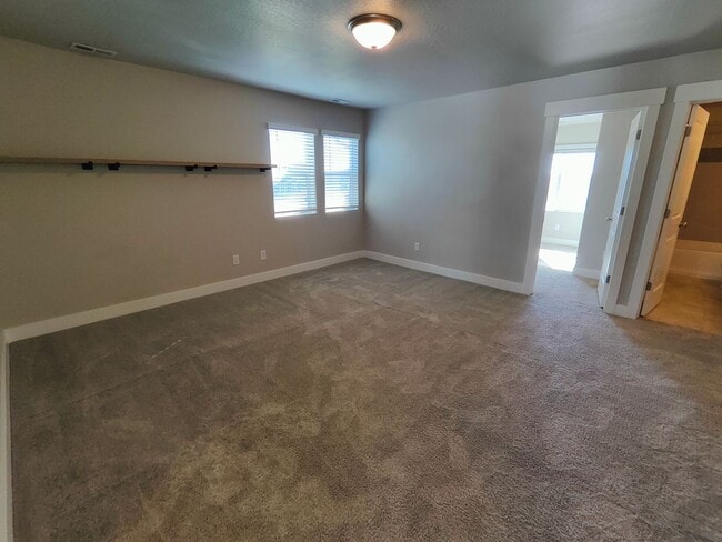 Building Photo - Spacious 6 Bed, 3.5 Bath Home in Clinton, UT