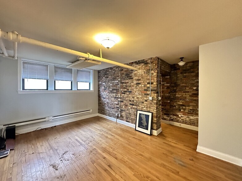 Building Photo - 728 W Addison St