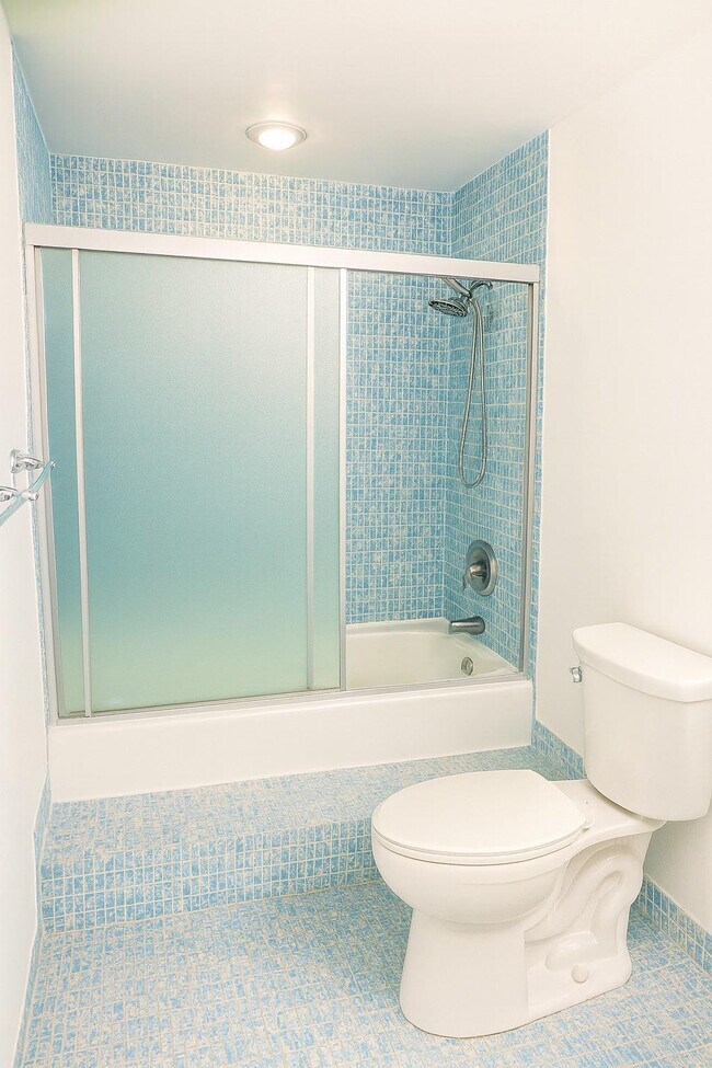 Building Photo - 4200 Hillcrest Dr