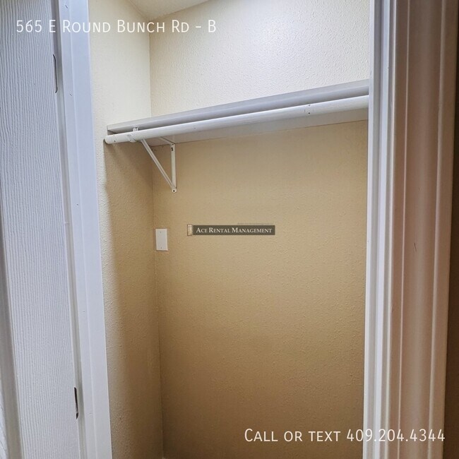 Building Photo - 565 E Roundbunch Rd