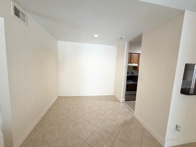 Building Photo - 755 Riverside Dr