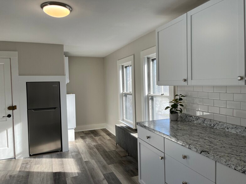 Unit B: Kitchen - 35 Lincoln Ave