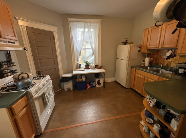 Kitchen - 463 Purcell Ave