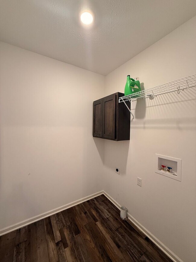 Building Photo - Stunning Modern Ranch for Rent near Lake F...