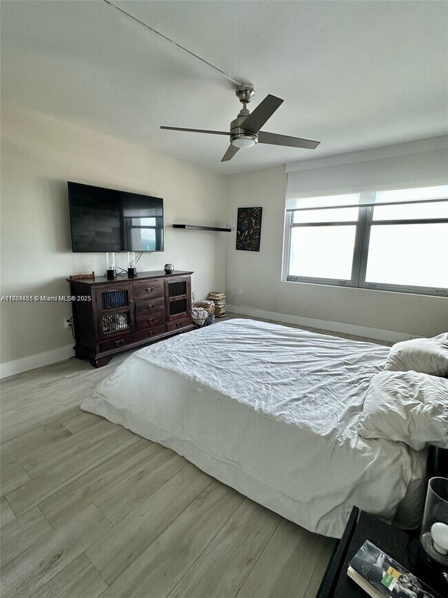 Building Photo - 2899 Collins Ave