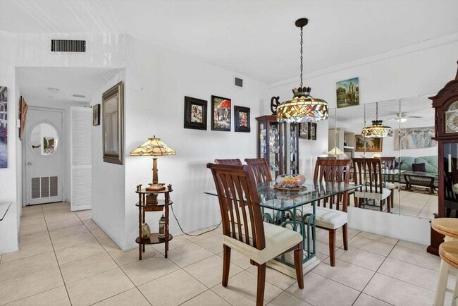 Building Photo - 100 SE 6th Ave