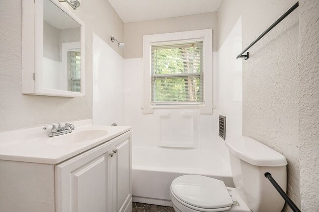 Building Photo - 2-bedroom, 1-bathroom duplex is located in...