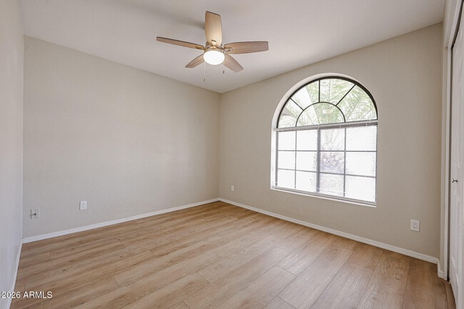 Building Photo - 6320 W Paradise Ln