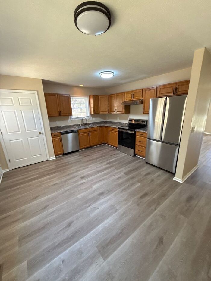 Building Photo - 517 N Pine Ln