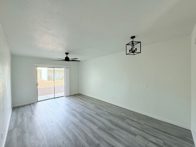 Building Photo - 1 Bedroom condo in Phoenix