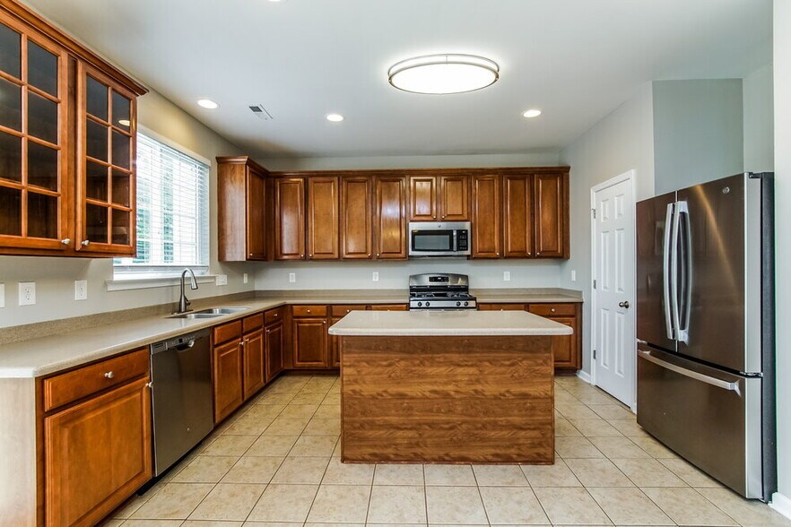 Building Photo - 8890 Elizabeth Bennet Pl