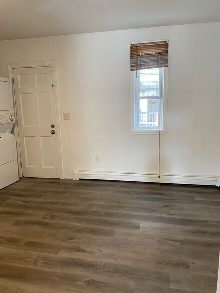 Kitchen with washer/ dryer - 36 Cork St