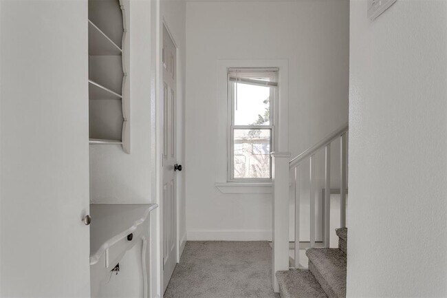 Building Photo - 2421 NW 18th St