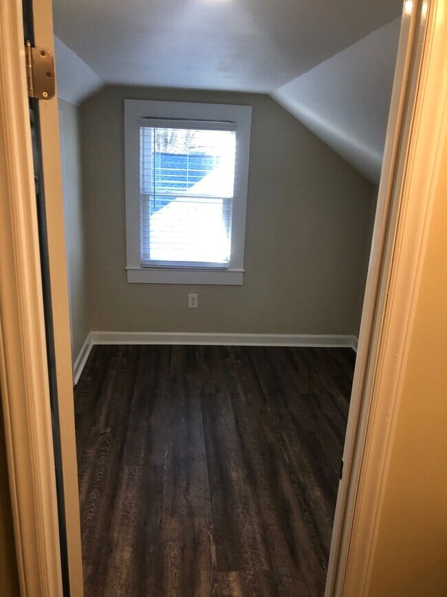 Building Photo - Four bedroom, 2 bath house in Burlington
