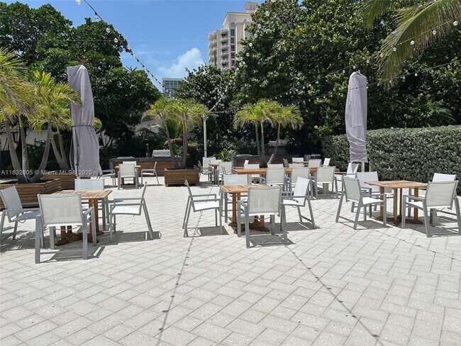 Building Photo - 609 Ocean Dr