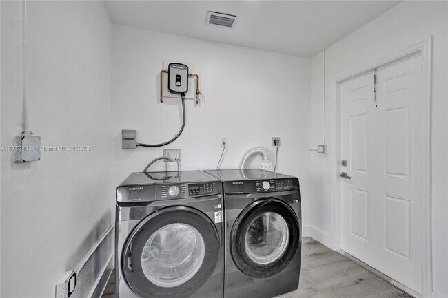Building Photo - 101 SW 53rd Ave