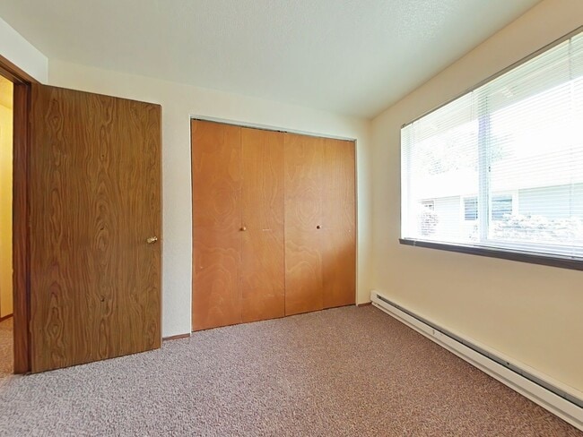 Building Photo - 2 Bedroom Duplex ~ Centrally Located