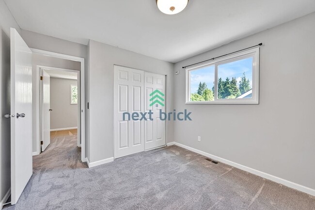 Building Photo - 3 Bed 2 Bath Single-family Home is availab...