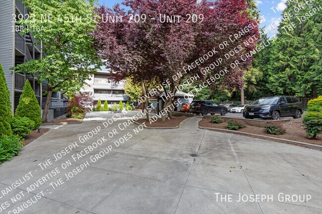 Building Photo - 3923 NE 45th St