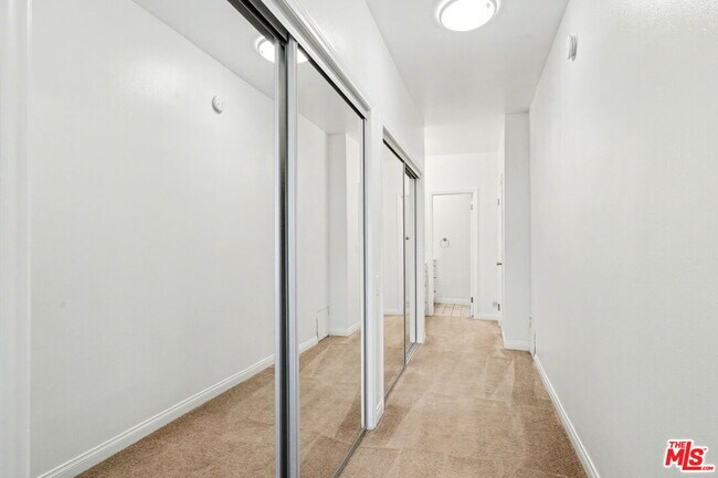 Building Photo - 521 Montana Ave