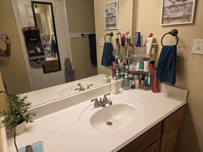 Building Photo - Spacious 3/2 townhome in great location